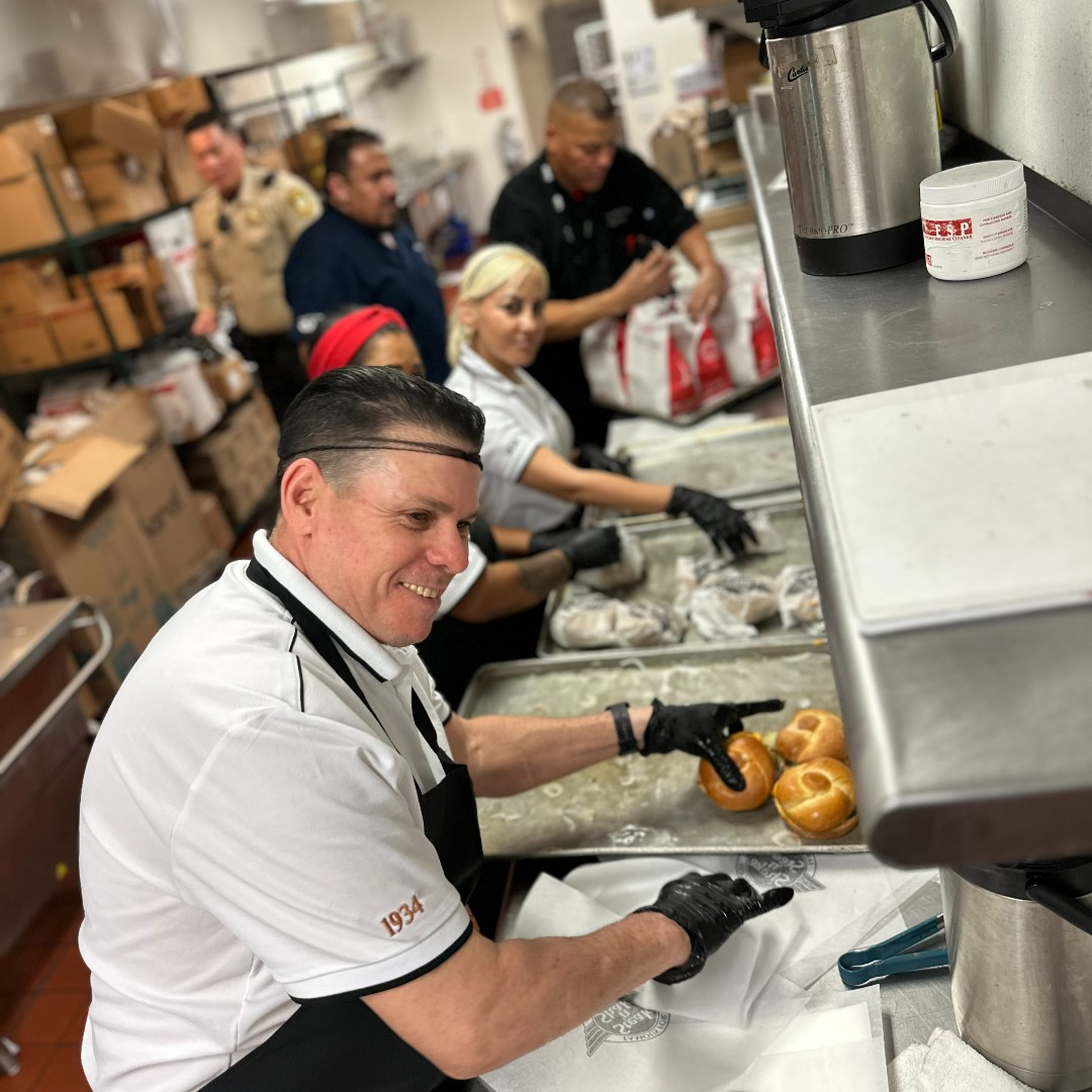 LVMPDSCAC's tweet image. 📣A big thank you to Steak 'n Shake located inside the OYO! We truly appreciate their hard work in feeding all of our officers who were working on the 4th of July. 🎆