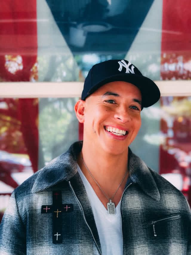 daddychart_'s tweet image. “Sonríele” de Daddy Yankee estará disponible el 10/07 ❤️

Pre save presave.umusic.com/dy-sonriele