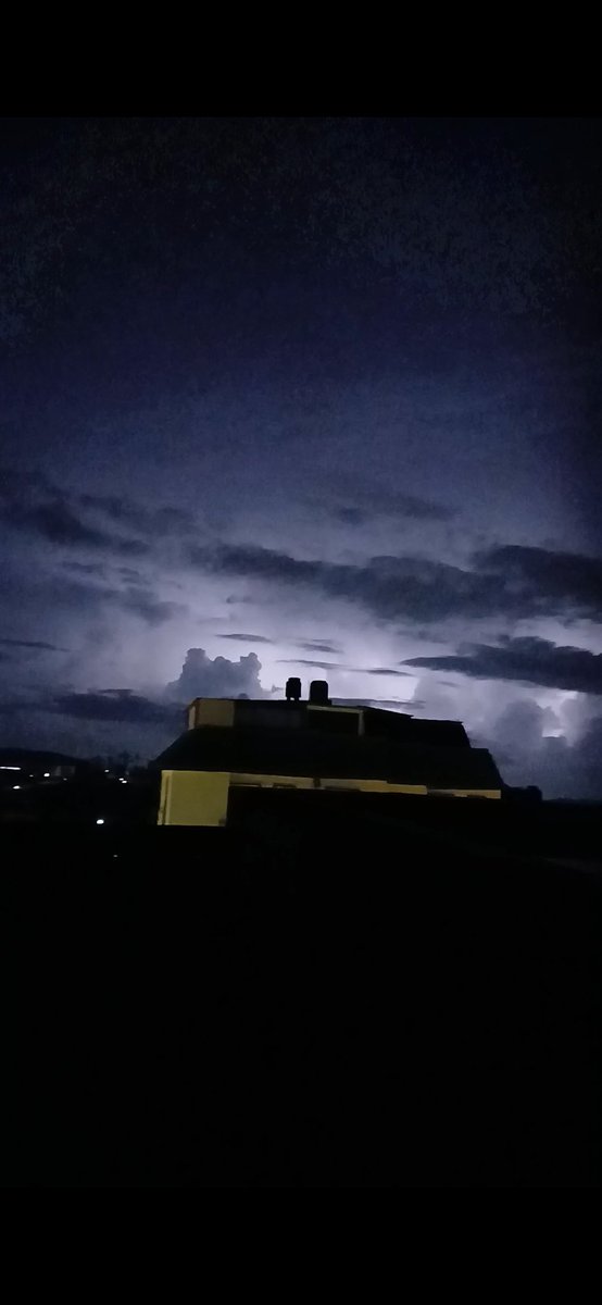 Foto que realice antes de la #Tromba qué azotó #Xalapa #lluvia 🌩