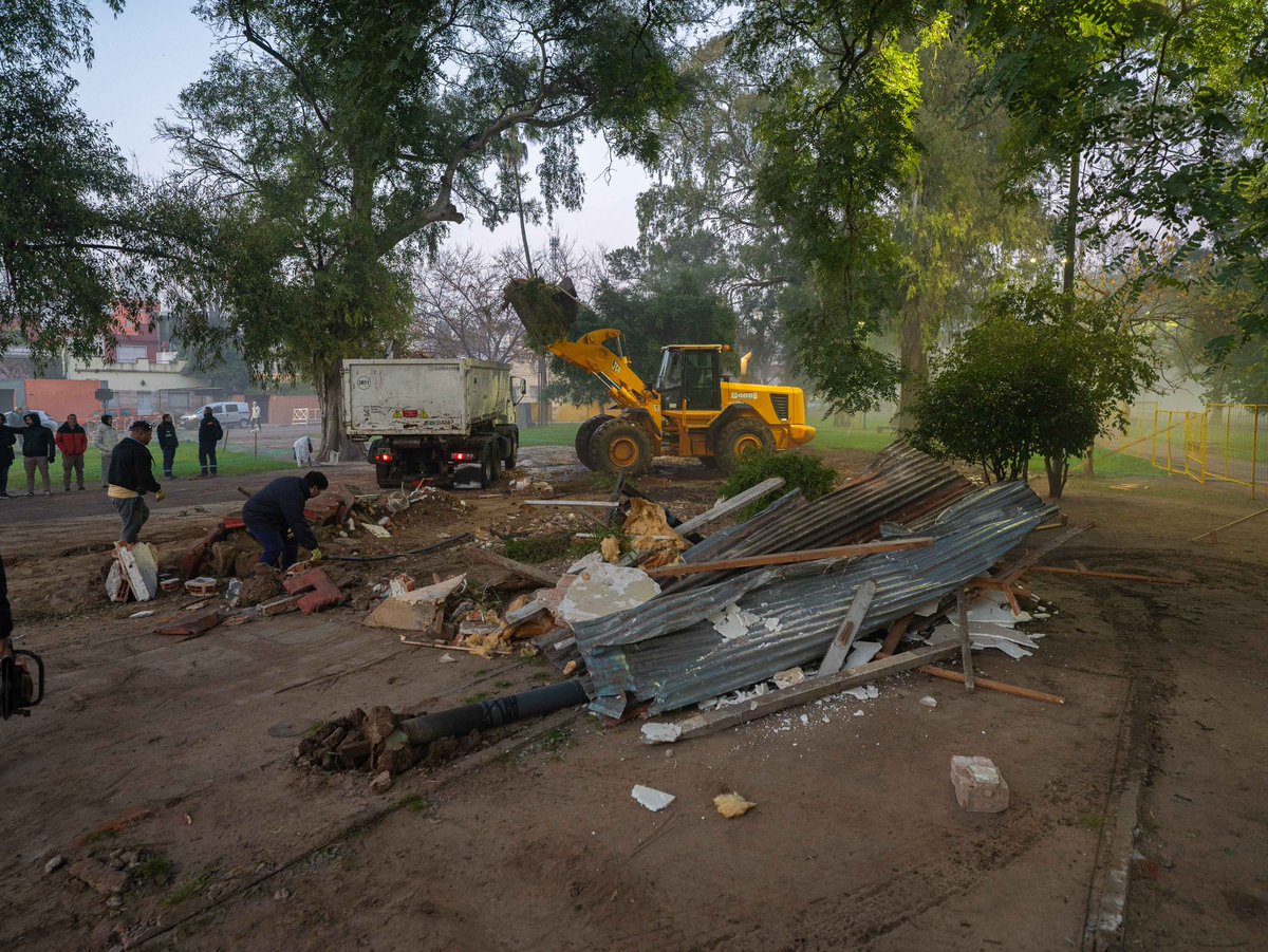 Hoy a las 5 de la mañana hicimos un operativo en Parque Saavedra, sobre García del Río.

Un grupo de personas había montado una casilla de mampostería con cancha de bochas sin permiso, haciéndose pasar por centro de jubilados. Dimos respuesta a las denuncias y lo demolimos.

El