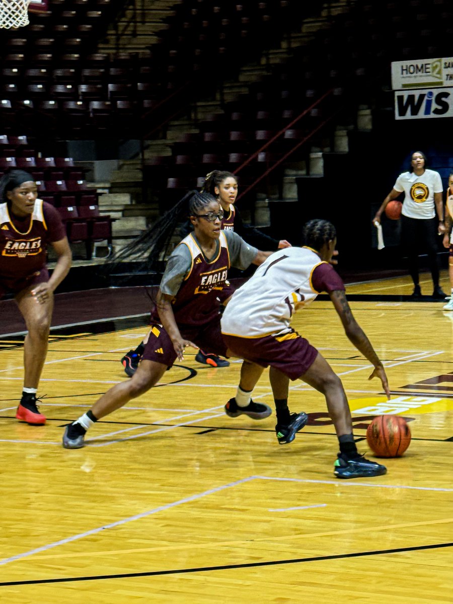WinthropWBB's tweet photo. First team practice in the books‼️
#ROCKtheHILL #Everstand #Grit #Toughness https://t.co/jZzA3FlGki