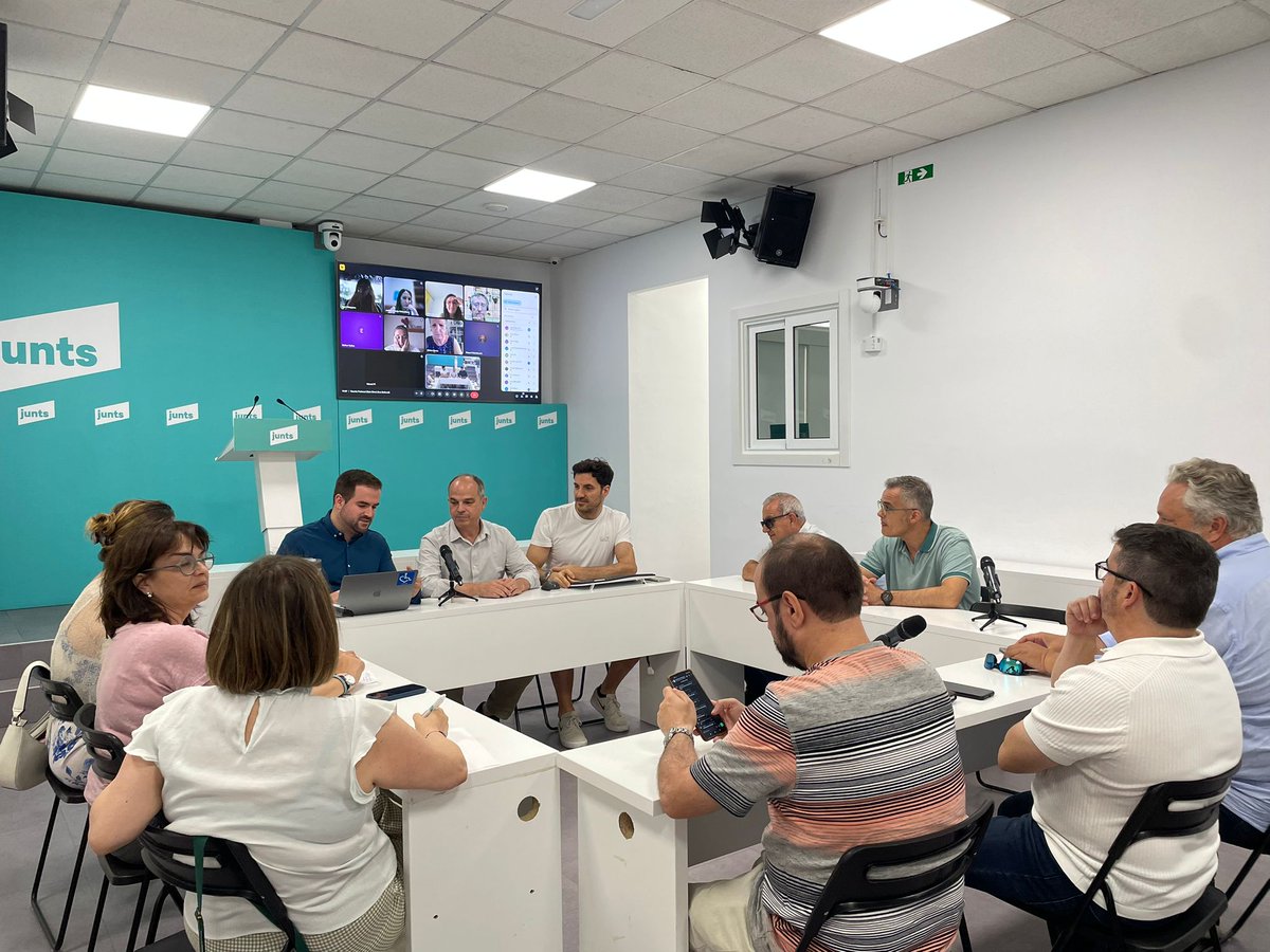 JxDisCapacitat's tweet image. Avui ens hem reunit amb el Secretari General @jorditurull i la @judithtoronjo per tractar els temes que més ens preocupen.
Moltes gràcies per ser-hi! #junts #discapacitat #Unpartitdigneperunpaíslliure #humanrights #JUNTSPELSDRETSDELESPERSONESAMBDISCAPACITAT