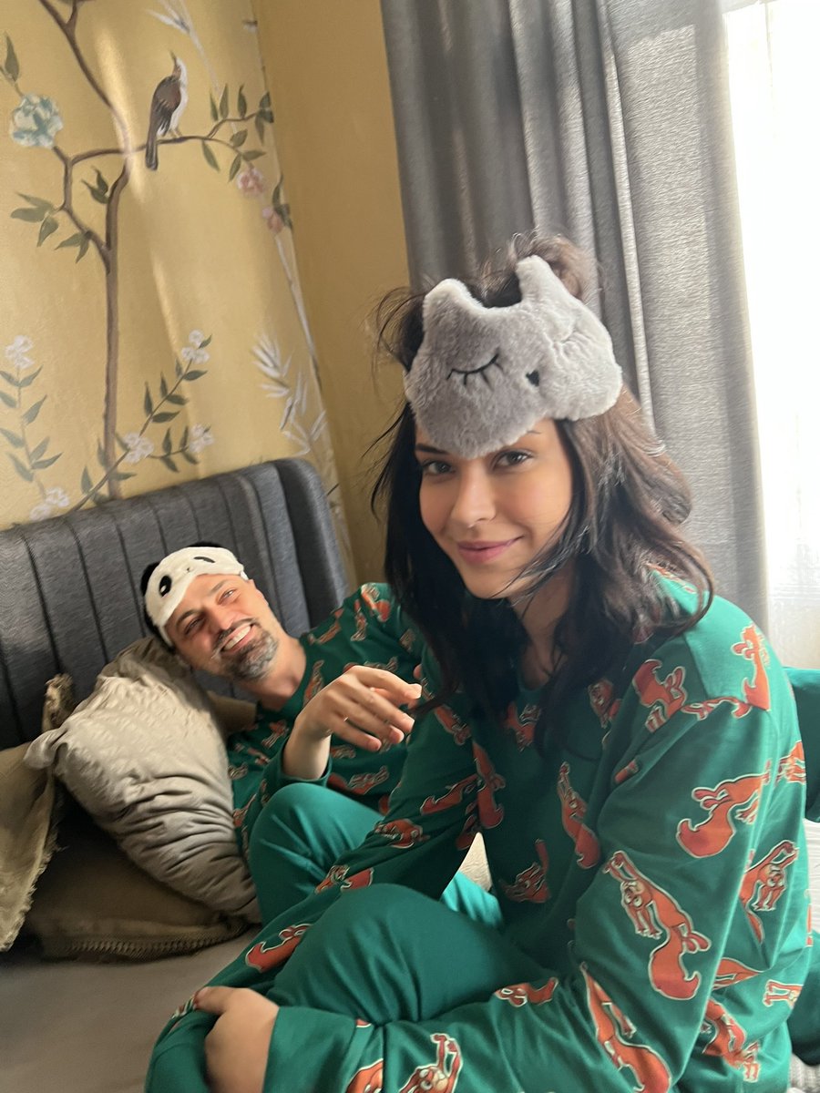 I’m sorry but their age difference is 20 years. Ertan looks old. She was 24 probably. And for no one it was a problem