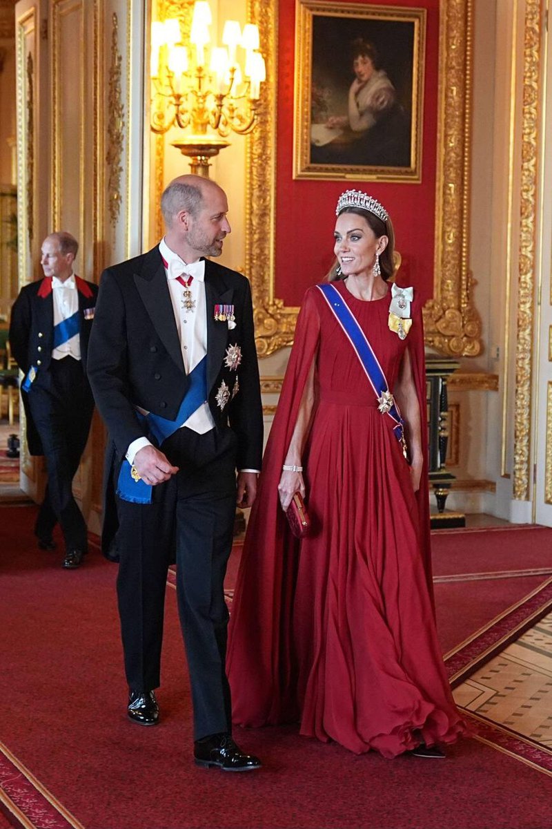 William e Kate conversando enquanto adentram o salão onde ocorrerá o Banquete de Estado desta noite, no Castelo de Windsor