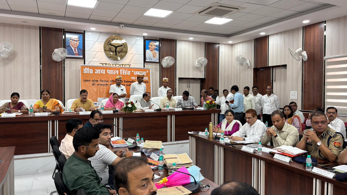 उ.प्र.विधान परिषद की विशेषाधिकार समिति की बैठक कर मण्डल सहित जनपद भदोही के अधिकारियों के साथ की गई चर्चा

अधिकारियों के द्वारा जनप्रतिनिधियों के साथ पारस्परिक सवांद बने रहने से समस्याओ का होगा समाधान-डॉ जयपाल सिंह

विशेषाधिकार समिति को डीएम ने भदोही की उपलब्धियों से कराया परिचित