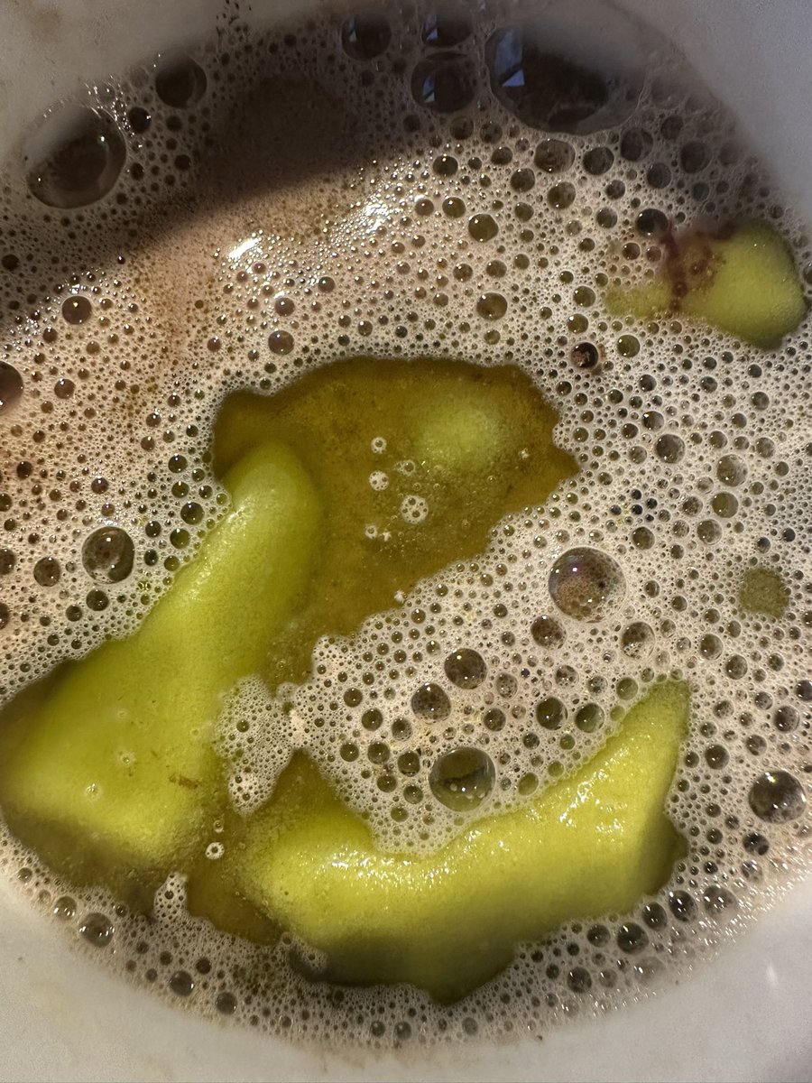 meine kloschüssel nachdem ich wieder mal den zwielichtigen bahnhofs döner probiert habe