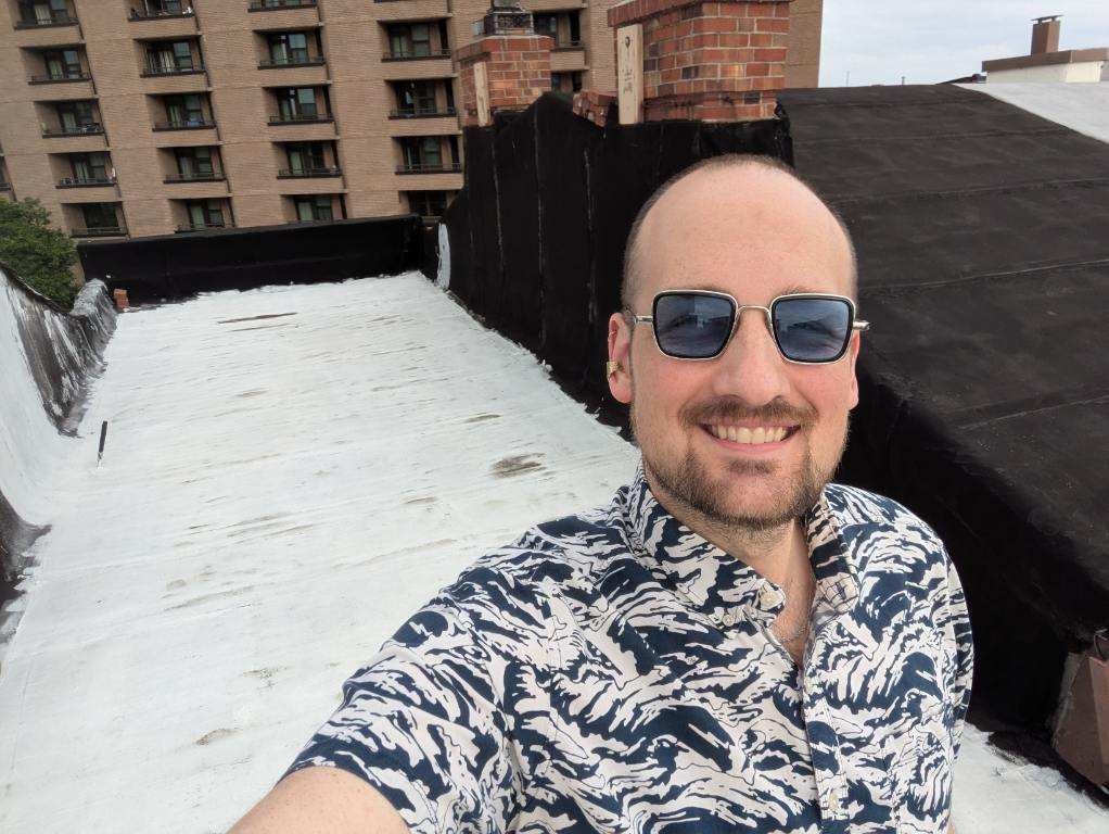 SSEBEatASU's tweet image. Coating roofs in light, reflective materials can lower building temps, yet @FloodlightNews says cities are encountering resistance to this. ow.ly/QzMU50WmApl
An @ASUEngineering spin-out found adding its product to shingles reduced attic #heat. ow.ly/eF7Q50WmApm โ๏ธ