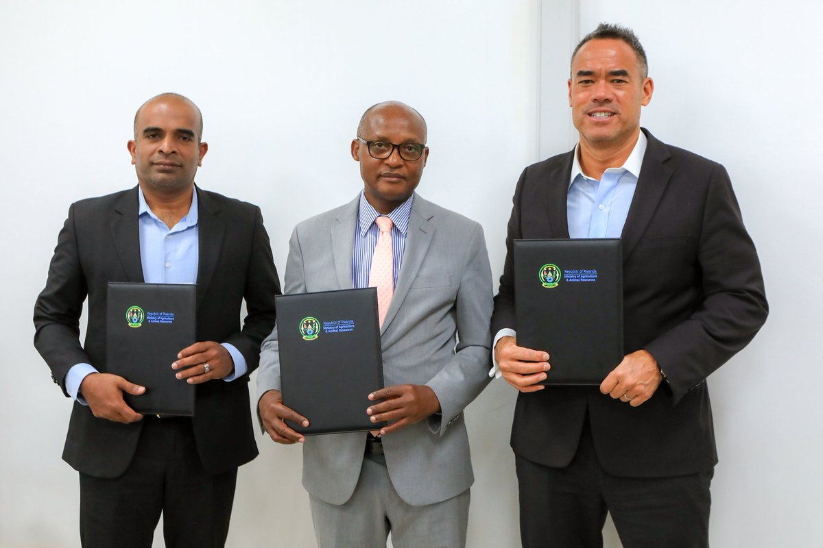 RwandaAgri's tweet photo. Today at MINAGRI, Hon. Minister @mcbagabe signed an MoU with Browns Plantations Rwanda Ltd and The Wood Foundation Africa to develop tea sites in Kibeho and Munini (@NyaruguruDistr). The new  tea factory in Kibeho, is now operational, boosting black tea exports globally. https://t.co/EP4wRtSw1g