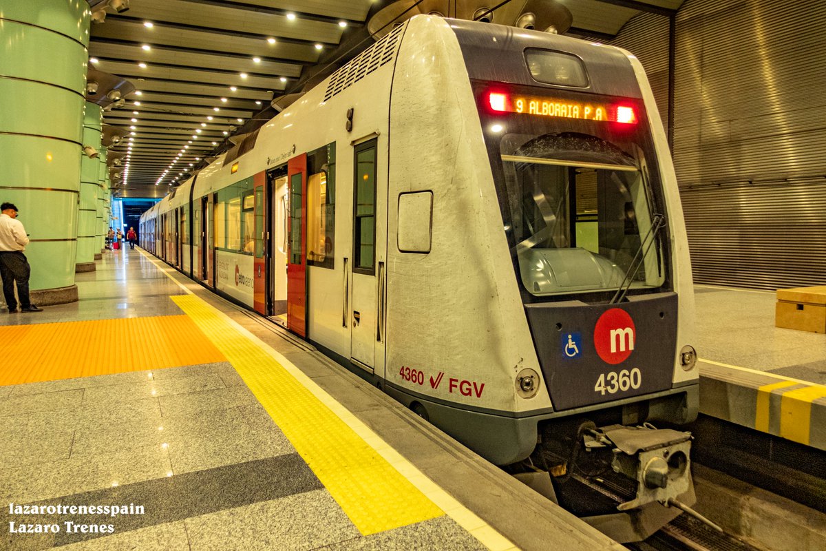 Metro Valencia 4300 a punto de salir de Avinguda del Cid #Train #vias #Valencia
