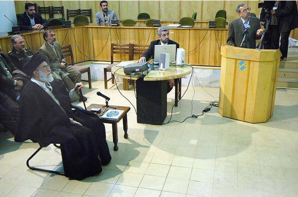 amirmoghadam_ir's tweet image. این تیترها که وقت گذاشتم و جمع کردم را ببینید، اینها باید بعنوان استاد مهم در حافظه تاریخی و آرشیوها ثبت شوند، با هر قطع برق و اب و ریزگرد و خشخسالی و قتل دریاچه و تالاب و رود و تبعاتش یک لعنت ویژه بفرستید به اردکانیان و دو رئیسش خاتمی و روحانی..
بارها نوشته‌ام، اگر فقط همین چند…