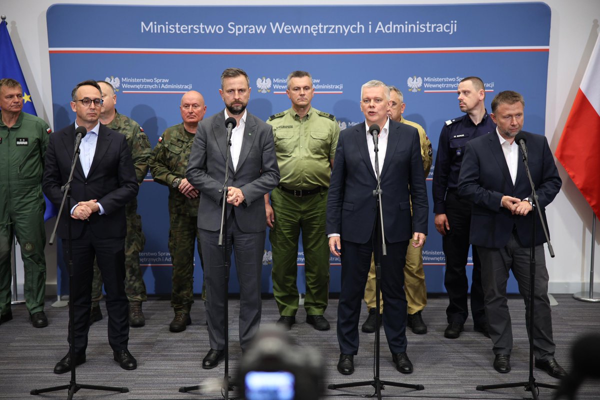 KPRM_CIR's tweet image. 📰 KOMUNIKAT | W związku z aktualną sytuacją pogodową wszystkie szczeble administracji rządowej oraz służby monitorują ewentualne zagrożenia, które mogą być skutkiem przechodzących przez Polskę burz i wichur. Przygotowują się także, w razie konieczności, do natychmiastowego…
