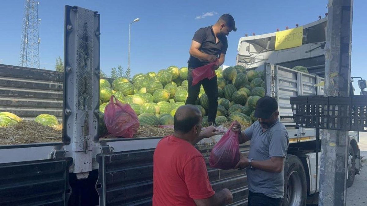 Esnaf 30 ton karpuzu ücretsiz dağıttı -  haber06.net/haber/30206/es…