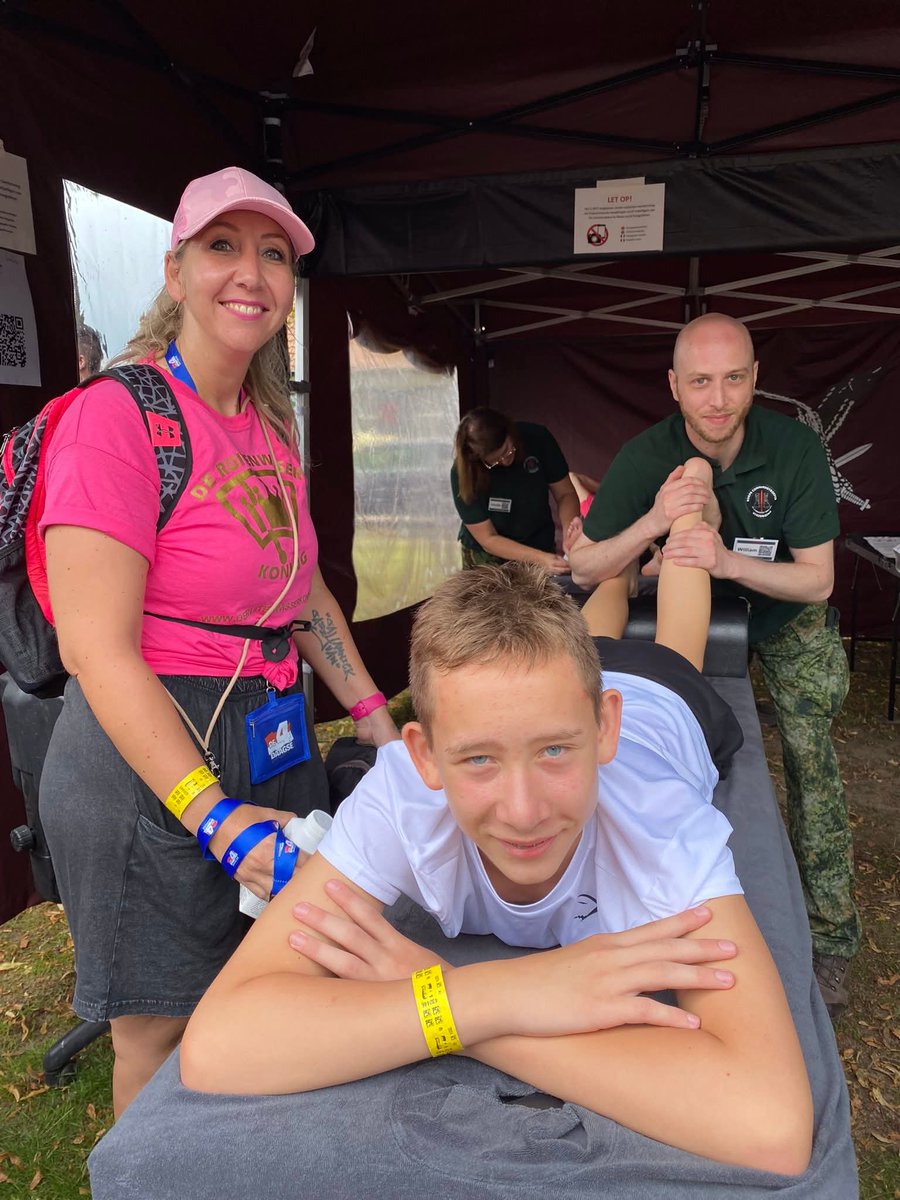 commandohut's tweet image. ❣️Jazeker, de Commandohut is er voor BURGERS ❣️ …. en ook voor militairen. Blaren verzorgen &amp;amp; massages halverwege de route, het kan net even nodig zijn … een hamburger 🍔 scoren ook! Bij de Commandohut is het te combineren.
#vierdaagsevannijmegen #4daagse #Nijmegen