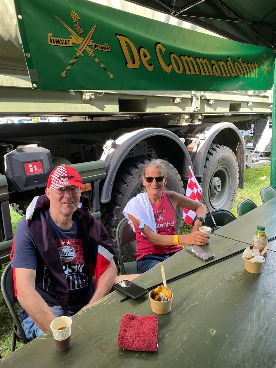 commandohut's tweet image. ❣️Jazeker, de Commandohut is er voor BURGERS ❣️ …. en ook voor militairen. Blaren verzorgen &amp;amp; massages halverwege de route, het kan net even nodig zijn … een hamburger 🍔 scoren ook! Bij de Commandohut is het te combineren.
#vierdaagsevannijmegen #4daagse #Nijmegen