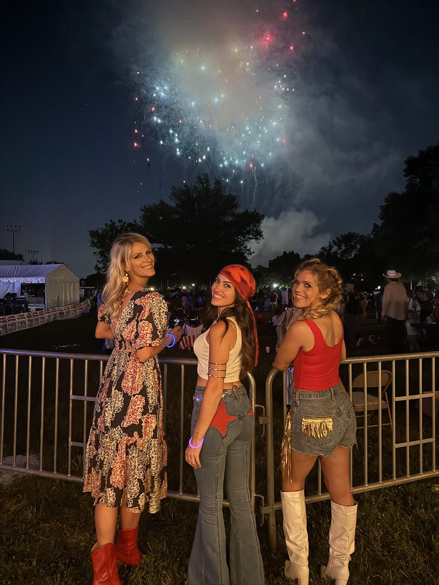runawayjune's tweet image. Festive fun and country music 🧨🇺🇸⭐️🎶