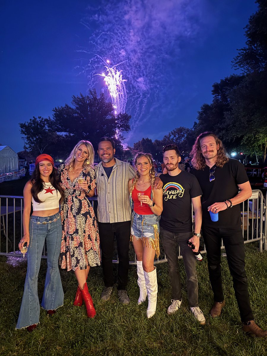 runawayjune's tweet image. Festive fun and country music 🧨🇺🇸⭐️🎶