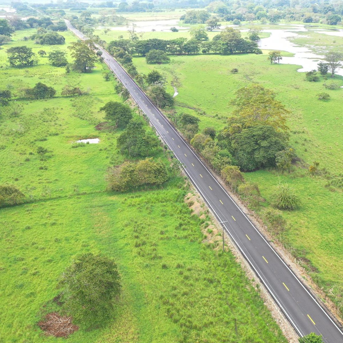 #Vialidad | ¡El progreso y desarrollo no se detiene en el cantón Eloy Alfaro!
Avanzamos en un 92% con la rehabilitación y asfaltado del tramo 2 de la vía E-15 - Y de Las Peñas – La Tola.

#RobertaSíCumple
#LosBuenosSomosMás