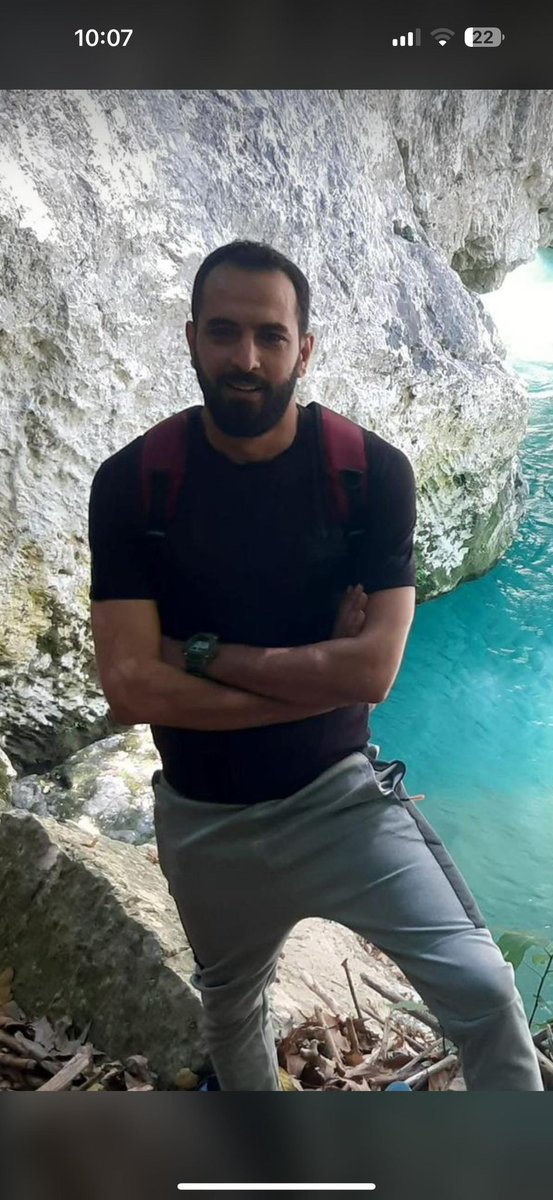 هو حزباله مش قادر يحمي شبابه من الموت بدكم يحمي بلد
كل يوم بموت واحد قال بقولوا له هنيئا لك 
متل كأنه عمبقولوا له نعيما.
 ( غسل دماغ)