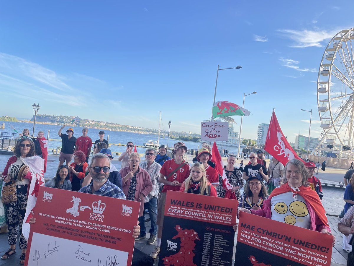 Glad to sign <a href="/YesCymru/">YesCymru</a>'s pledge in support of transferring control of the Crown Estate to Wales, at a rally outside the Senedd this evening. 

<a href="/Plaid_Cymru/">Plaid Cymru 🏴󠁧󠁢󠁷󠁬󠁳󠁿</a> MSs in the Senedd and our MPs in Westminster are calling for this and we will continue to do so!