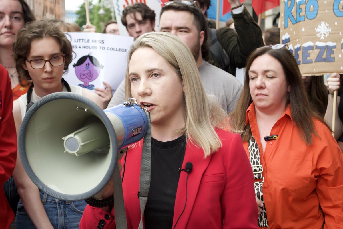 Shaun D. (@shauns_personal) on Twitter photo Labour party’s <a href="/LauraHarmon01/">Laura Harmon</a> who organised the demonstration speaking to the crowd outside the Dáil
#Dublin #Ireland #Dáil #Protest Labour party’s <a href="/LauraHarmon01/">Laura Harmon</a> who organised the demonstration speaking to the crowd outside the Dáil
#Dublin #Ireland #Dáil #Protest