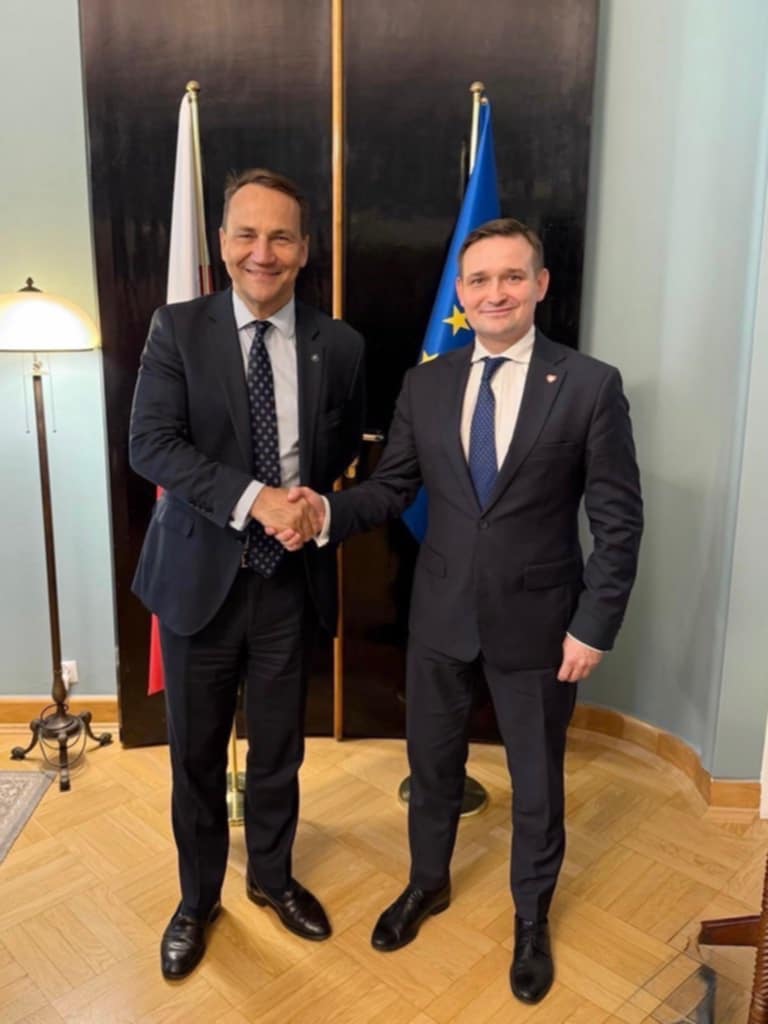 Czy to kolejna polityczna wolta <a href="/michaljaros/">Michal Jaros</a>? W ostatnim czasie bryluje w mediach społeczn. Pamiętajmy, że szef dolnośląskich struktur PO miał okazję wykazać się w ostatnich wyborach prezydenckich. Wybrał jednak zagraniczną delegację, przez co kampania na DŚ dosłownie leżała.