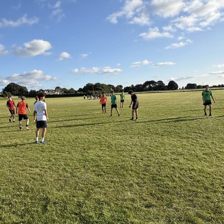 U18s pre-season is underway! 💪 Great commitment from the lads and some exciting new faces 👀

Still a few spots left — think you’ve got what it takes to play in the Northwest Youth Alliance on Sundays?

Get in touch with Carlos: 07764 940986
#TownTeam 🔵⚪️