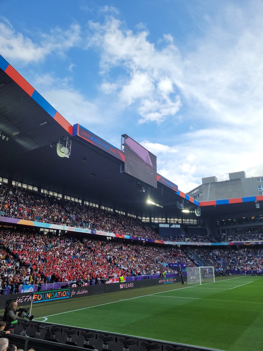 AlbaChris73's tweet photo. Perspektive Wechsel #DEvsDEN
#WEuro25
#rotblaulive https://t.co/5c7CEeSOrb