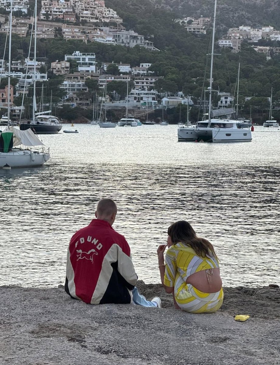 📸| Nueva foto de Justin Bieber y Hailey Bieber hoy en Mallorca, España.