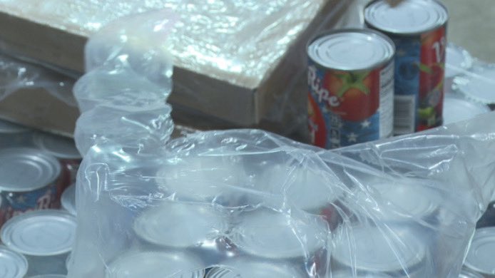 WebbWright's tweet image. Volunteers from Hendricks Automotive Group helping pack food boxes at Lowcountry Food Bank…the need to fight food insecurity is on the rise with non-profits facing an uncertain future with federal funding under the microscope @ABCNews4 #chsnews