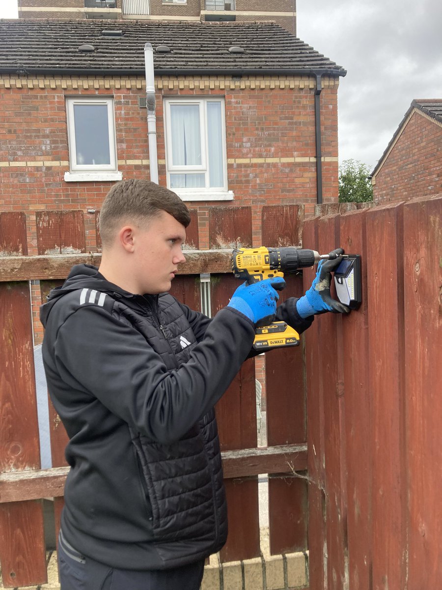 artilleryyc's tweet image. Lads did makeovers on 3 pensioners gardens tonight. Cut grass, cut back bushes and trees and fitted safety lights in each garden. A hell of a shift tonight, back out tomorrow morning and Thursday night.