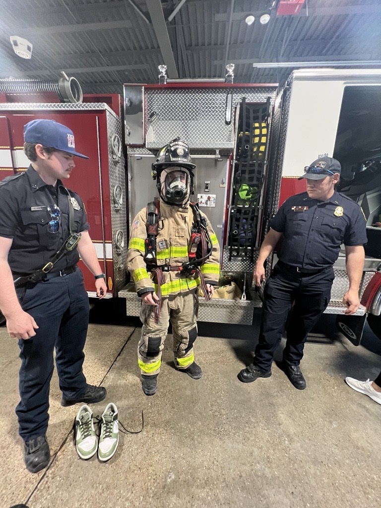 Calling all future City leaders! 📢 High school juniors and seniors (including homeschooled students) can apply now to be part of the 2025-2026 Mayor's Youth Council. 🏛️🙋 Learn more: victoriatx.gov/CivicAlerts.as…