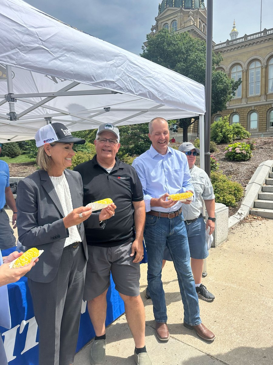 GoodyearFarm's tweet image. A picture-perfect day today at the Iowa State Capitol for the 2025 Iowa Corn Feed! It's always a pleasure catching up with Governor Kim Reynolds, Secretary of Agriculture Mike Naig, our friends at WHO Radio, and so many others! @IAGovernor @MikeNaigIA @WHORadio