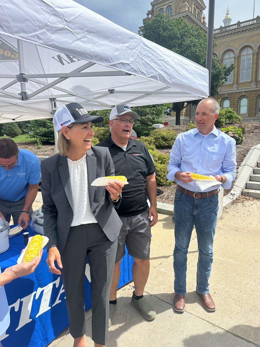GoodyearFarm's tweet image. A picture-perfect day today at the Iowa State Capitol for the 2025 Iowa Corn Feed! It's always a pleasure catching up with Governor Kim Reynolds, Secretary of Agriculture Mike Naig, our friends at WHO Radio, and so many others! @IAGovernor @MikeNaigIA @WHORadio
