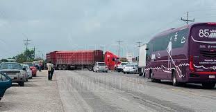 Los Productores de Sorgo del Norte de Tamaulipas Después de ser Informados de que no se tienen Avances en las Gestiones sobre un monto de Apoyo por Tonelada de Sorgo Comercializada ya Iniciaron con el Bloqueo del Puente Pharr No hay paso para los Camiones de Carga que van a EU