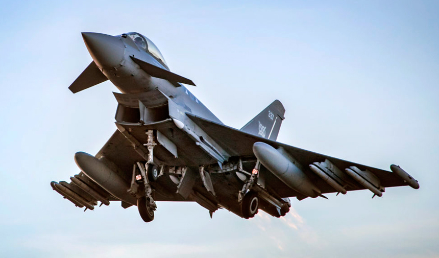 İngiltere, Türkiye’ye 40 adet Eurofighter Typhoon savaş uçağı satışı için resmi teklif sundu. Satış süreci Milli Savunma Bakanlığı tarafından yürütülüyor.
Haberin ayrıntılarını eurovizyon.co.uk adresindeki haber sitemizde okuyabilirsiniz