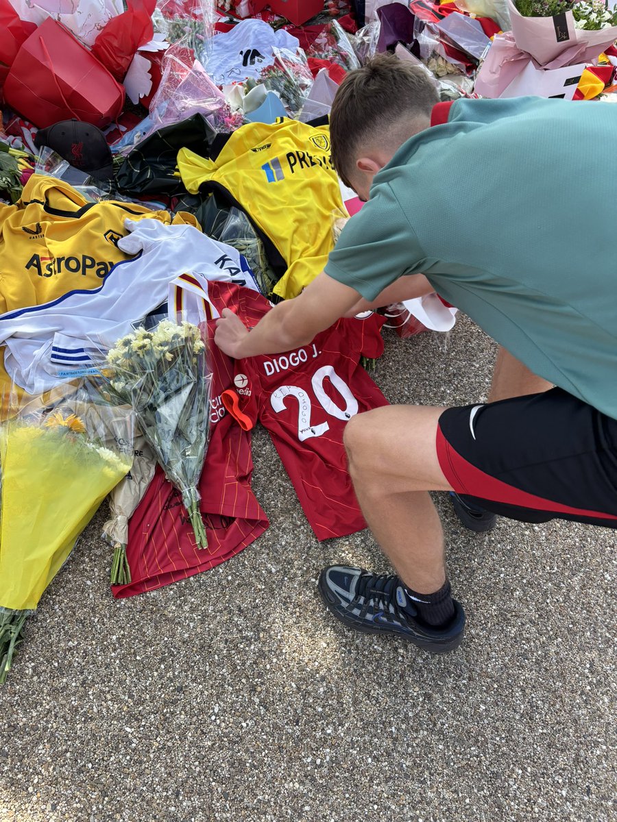 Paid our respects to Diogo at anfield earlier before the 1st pre season session for our boy, heart breaking but so many beautiful tributes from thousands of fans &amp; plenty of fans from other clubs ⚽️❤️
