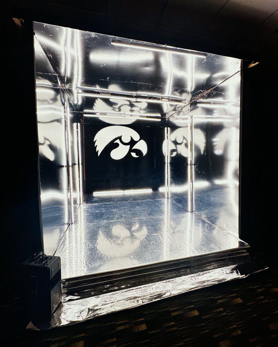 FlightCrew319's tweet image. creatives being creative. 

major shoutout to our very own @HawkeyeBRay and @JustinElsner among many many others involved. 📷🎥💡🔥

bringing this cube set to life was no easy task. excited about all the content we have already created and all that’s to come. #GoHawks