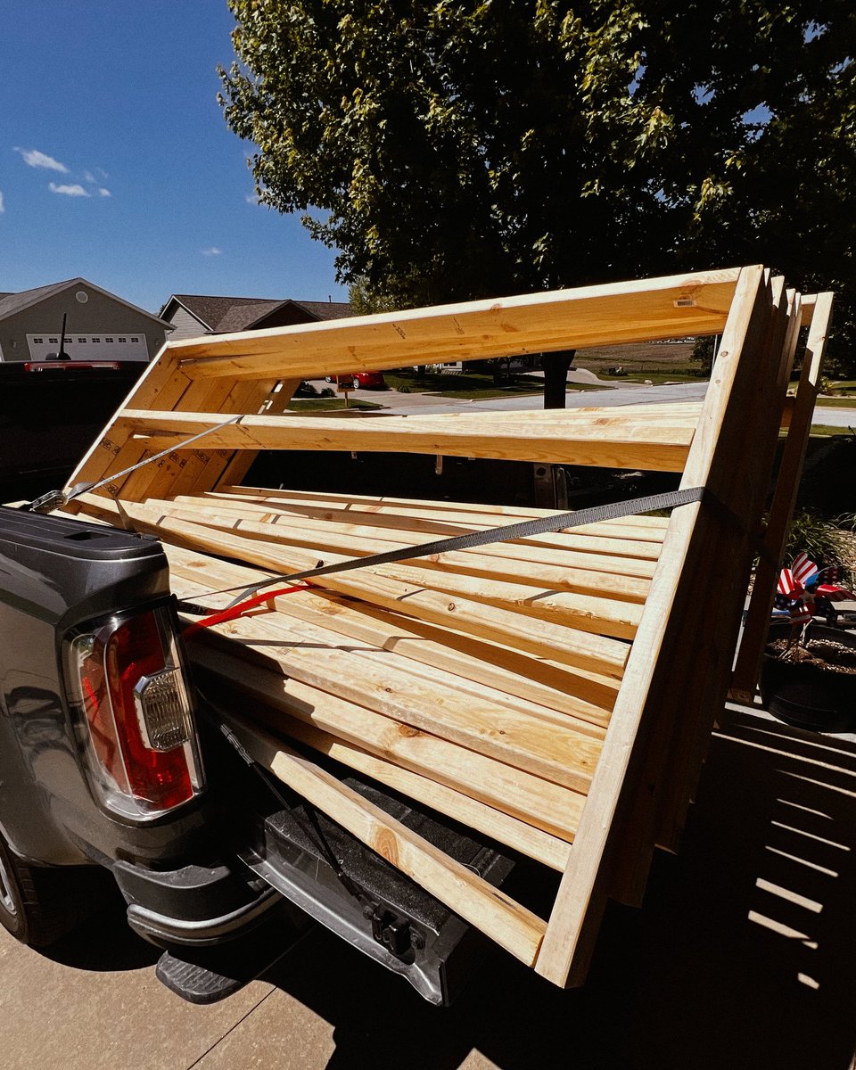 FlightCrew319's tweet image. creatives being creative. 

major shoutout to our very own @HawkeyeBRay and @JustinElsner among many many others involved. 📷🎥💡🔥

bringing this cube set to life was no easy task. excited about all the content we have already created and all that’s to come. #GoHawks