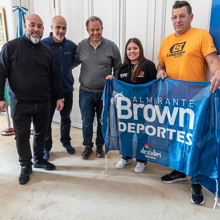 CascallaresPJ's tweet photo. Junto con @fedesassoneOK y @Mauricio1896742 recibimos en @MunicipioBrown a Renata Ramos, una joven promesa del Karting que participará de la prestigiosa Copa Italia di Zona ACI Karting representando a nuestro país con todo el orgullo browniano. Renata estuvo acompañada por su padre Gastón.

#BrownConVos