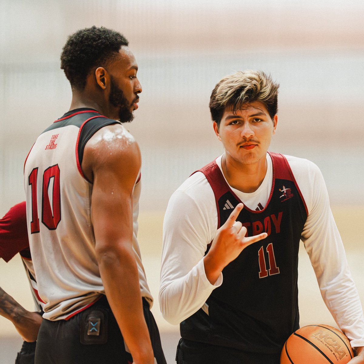 TroyTrojansMBB's tweet image. Summer days 🤘

#TakeTheStairs | #OneTROY ⚔️🏀