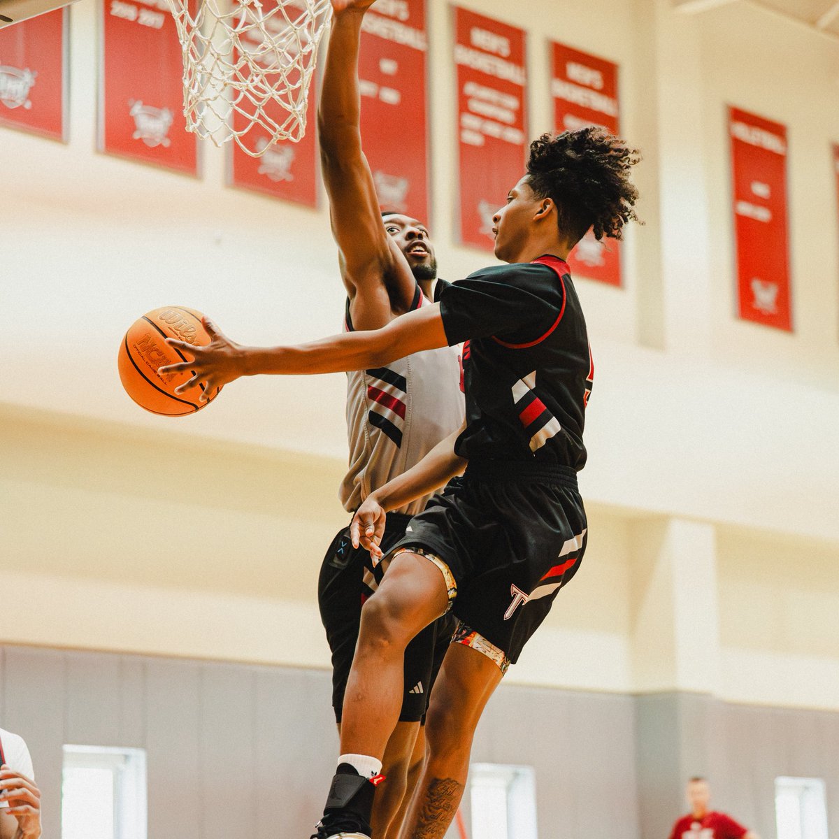 TroyTrojansMBB's tweet image. Summer days 🤘

#TakeTheStairs | #OneTROY ⚔️🏀