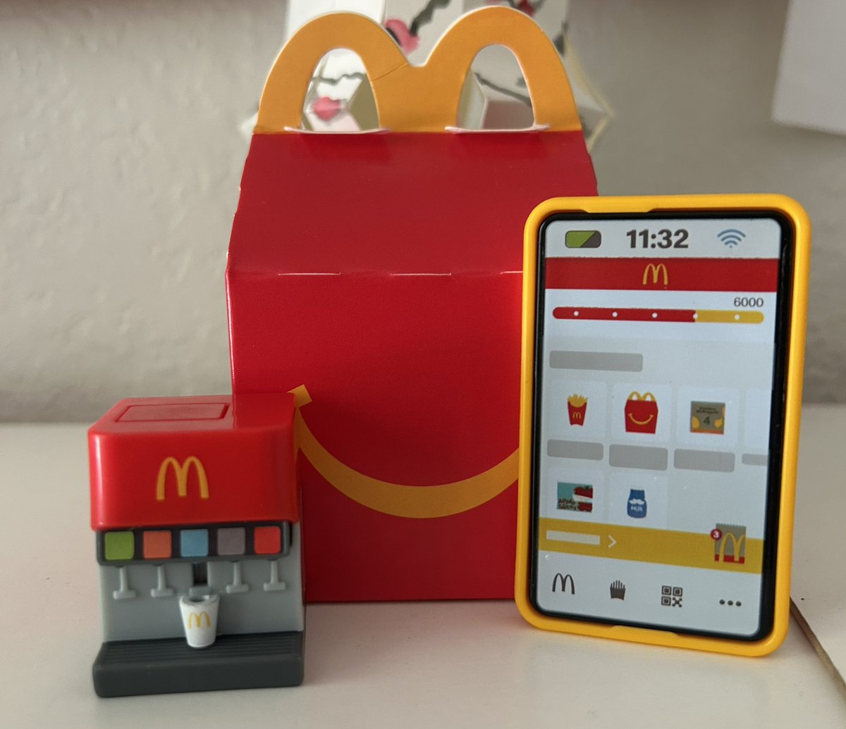 jiwong_kim's tweet image. McDonald’s! 🍔 Happy Meal, mini drink dispenser, and ordering via the phone app! 😍 #McDonalds #HappyMeal #FastFoodFun #McDelivery #Foodie