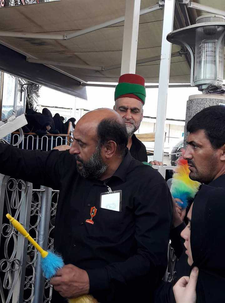 fahem60's tweet image. إذا ذُكرَ الحسينُ توهجت نارُ الأسى
وتقشعرُّ لذكرهِ الأرواحُ والبدنُ

وتهيمُ في أرضِ الطفوفِ قلوبُنا
كأنها لمّا بكتْ... ما جفَّها الزمنُ

ذاكَ الحسينُ، وقارُهُ لا ينطفي
نورٌ، ودمعٌ، والعُلى فيهِ اقتَرنوا

ما ذكْرُهُ إلا صدى لصرخةٍ
دوّى بها التاريخُ... فانشقّ الزمنُ