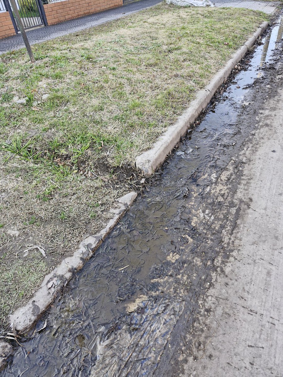 karucha41's tweet photo. @MunicipioBrown @CascallaresPJ así cuidan a nuestros abuelos que no pueden ni cruzar la calle????? Los Studs entre Gdor Arias y Av Longchamps https://t.co/UeW5BGGKZJ