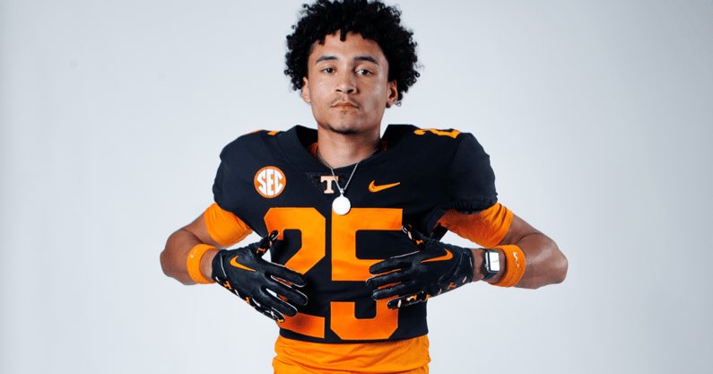 Tennessee has picked up a commitment from 2026 in-state wideout Javonte Smith.

The Jackson native chose the #Vols over offers from Arkansas and Missouri among others.

The 3-star recruit caught 48 passes for 884 yards and 8 touchdowns last season.