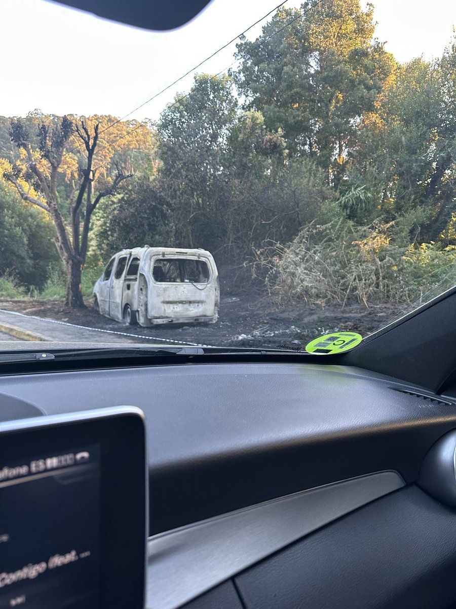 Arden dos coches en la playa de Mogor por la combustión instantánea de la batería de uno de ellos. #cocheelectrico #incendio
