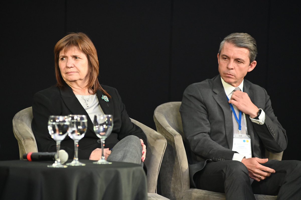 bg_buitrago's tweet image. Estrategia Triángulos, capítulo Cono Sur, ha sido todo un éxito. Más de 10 países y 52 autoridades LATAM & Caribe con Organismos multilaterales y sector privado construyeron ruta estratégica, técnica y operativa para próximo año. Gracias @OEA_DDOT @MinSeguridad_Ar y @BipStrategos