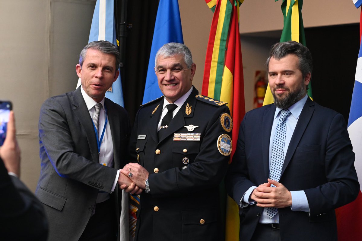bg_buitrago's tweet image. Estrategia Triángulos, capítulo Cono Sur, ha sido todo un éxito. Más de 10 países y 52 autoridades LATAM & Caribe con Organismos multilaterales y sector privado construyeron ruta estratégica, técnica y operativa para próximo año. Gracias @OEA_DDOT @MinSeguridad_Ar y @BipStrategos