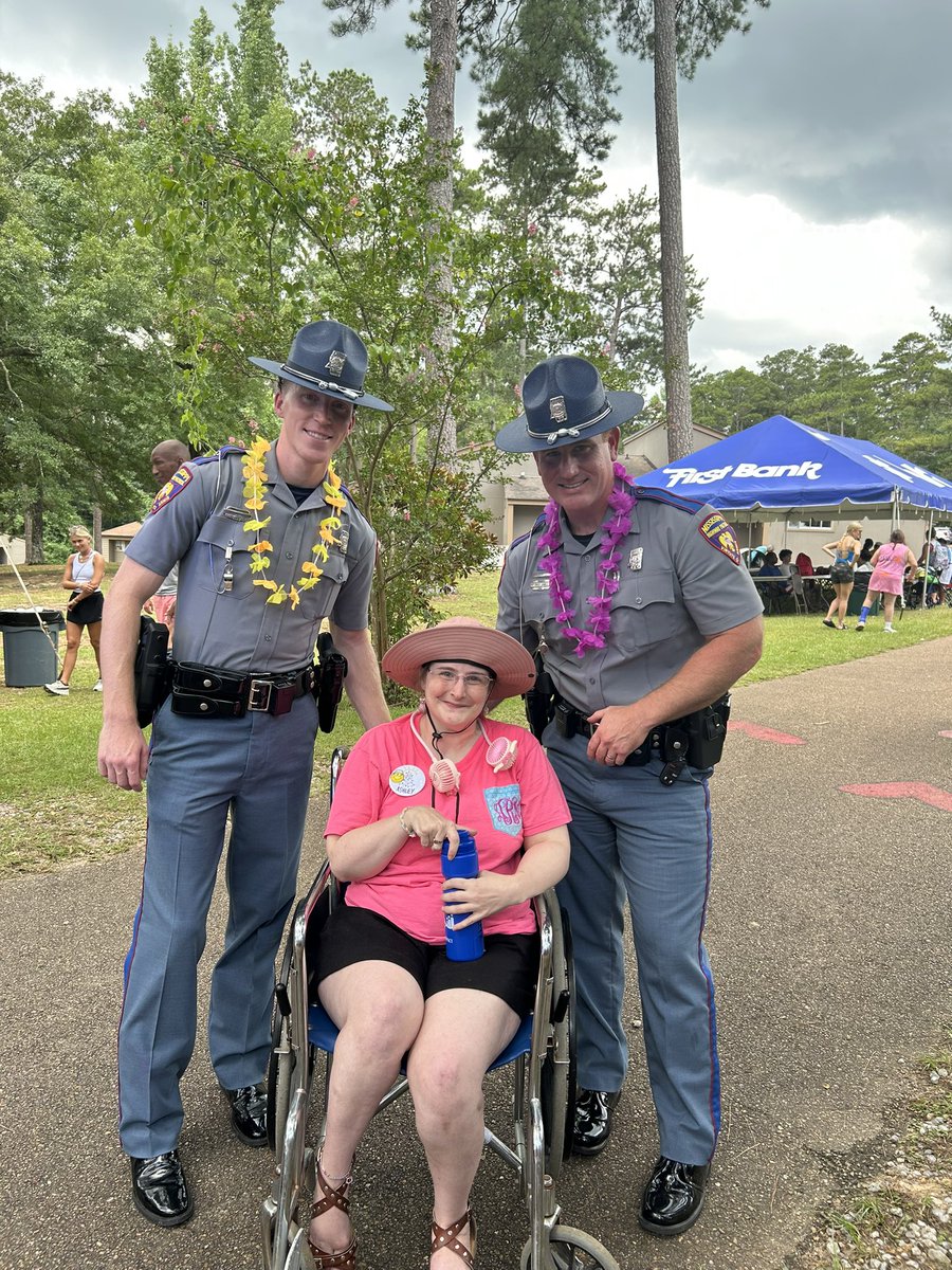 MHPTroopM's tweet photo. Major Waller, TFC Lloyd, Trooper Travis, and Sergeant James had an unforgettable day at Camp Sunshine. They came to serve, but left inspired and blessed by the campers. 🌞💛 #CampSunshine #TroopM #HeartOfService https://t.co/yfGV6GHvcH