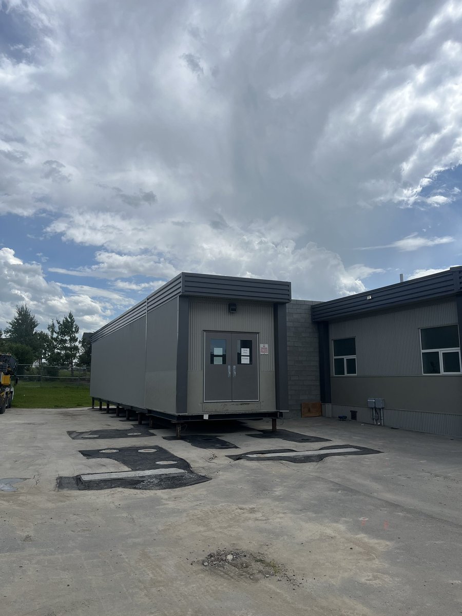 TeamWB is installing 2 new portables at the Coalbanks Elementary School for Lethbridge School Division. With some help from our partners at Vertical Crane, the portables were lifted into place on June 26. Work will carry on through the summer to have these ready for September!